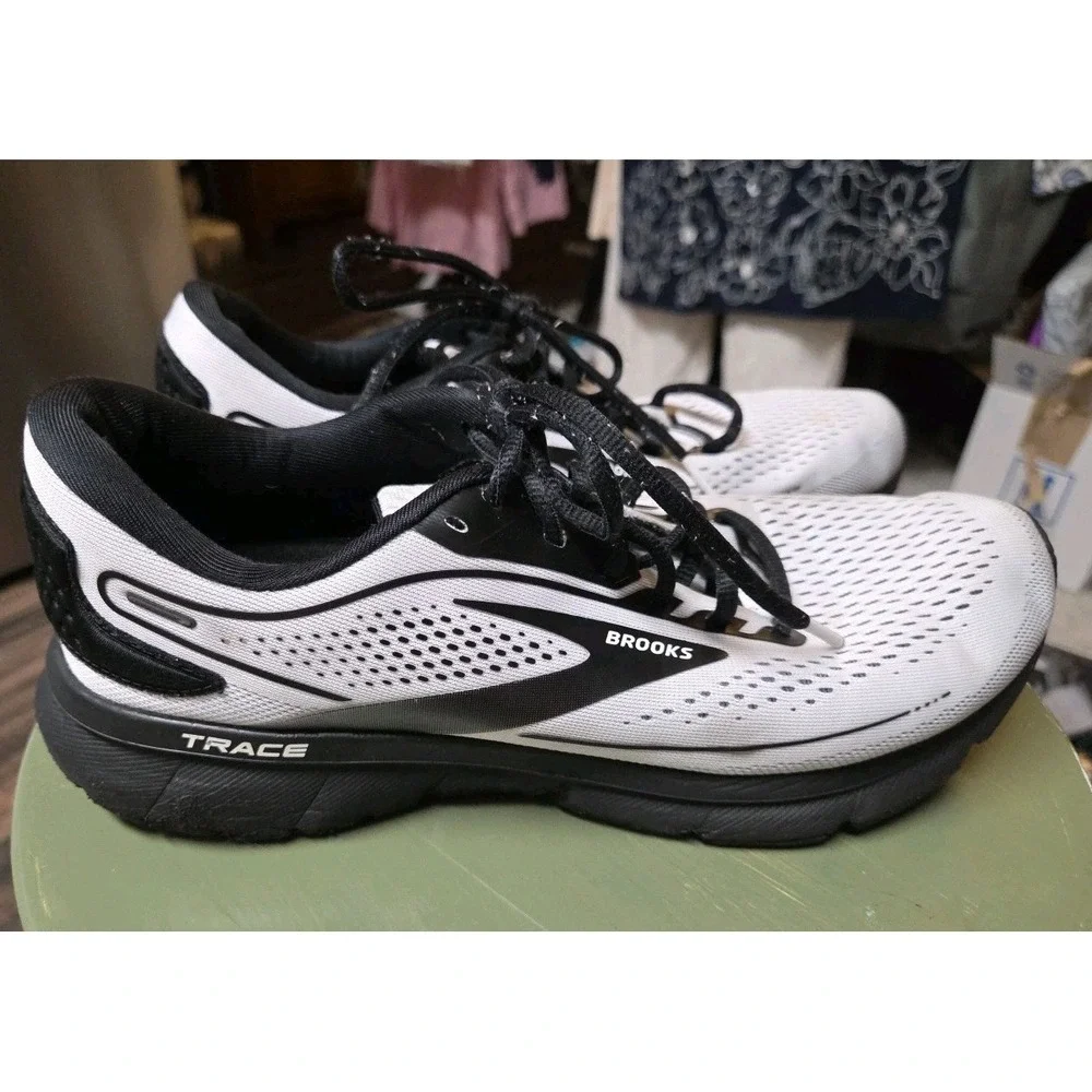 Brooks Men's Trace 2 Neutral Running Shoe White And Black Size 9.5 D EUR 43